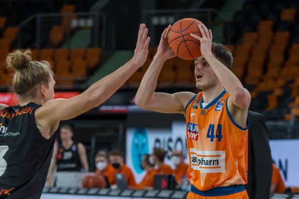 通过一系列 通过一系列